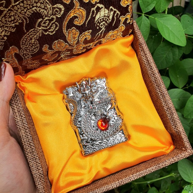 Bật Lửa Zippo Rồng Cẩn Ngọc Màu Bạc Mộc Đáy Ngược Đời La Mã E2000-XIII ( Ruột Vàng - Có Hộp)