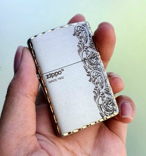 Bật Lửa Zippo Bạc Viền Vàng Hoa Văn Đời Gạch Xéo Đáy Ngược 1977 ( Có Tem Đỏ - Fullbox)