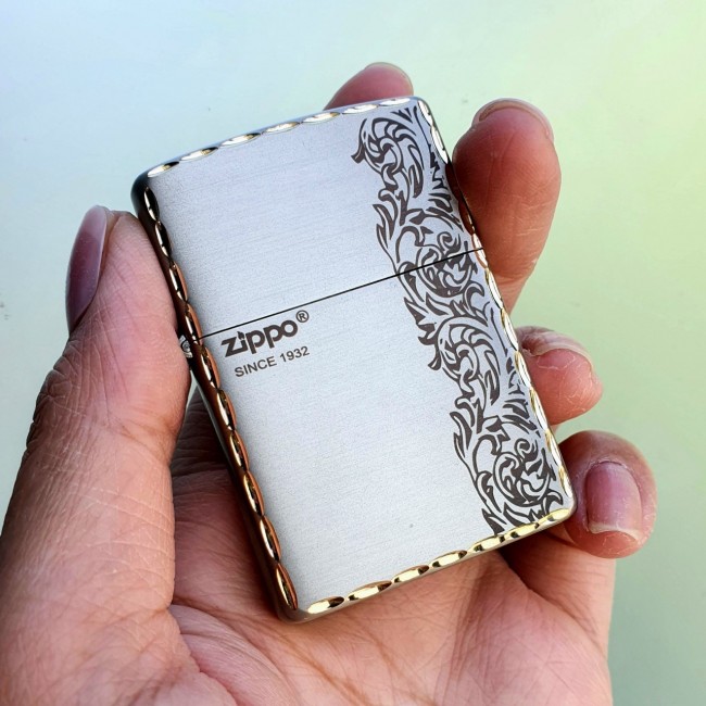 Bật Lửa Zippo Bạc Viền Vàng Hoa Văn Đời Gạch Xéo Đáy Ngược 1977 ( Có Tem Đỏ - Fullbox)