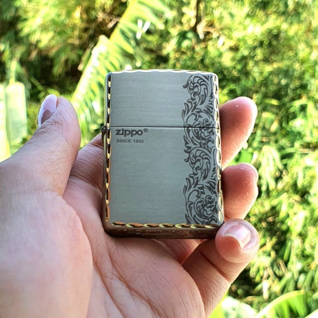 Bật Lửa Zippo Bạc Viền Vàng Hoa Văn Đời Gạch Xéo Đáy Ngược 1977 ( Có Tem Đỏ - Fullbox)