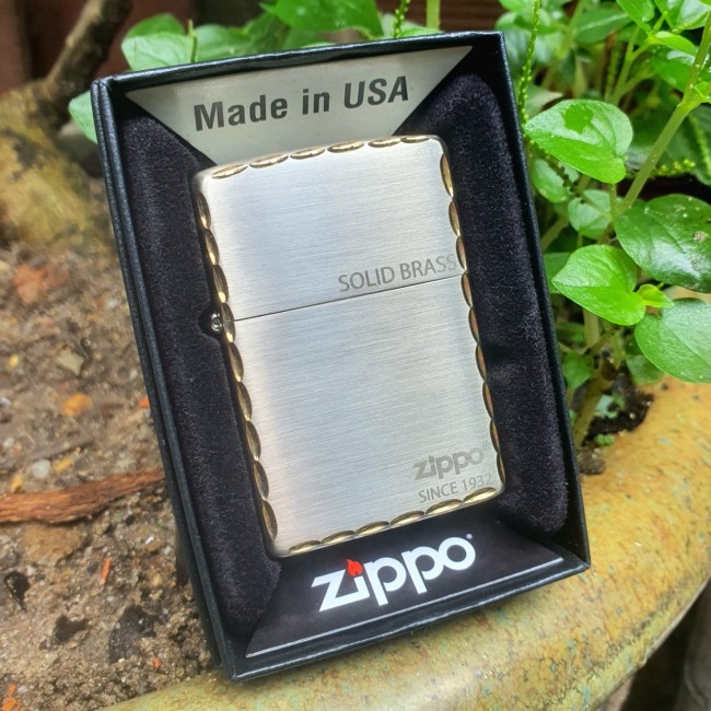 Bật Lửa Zippo SOLID BRASS Bạc Viền Vàng Đời Gạch Xéo Đáy Ngược 1977 ( Có Tem Đỏ - Fullbox )