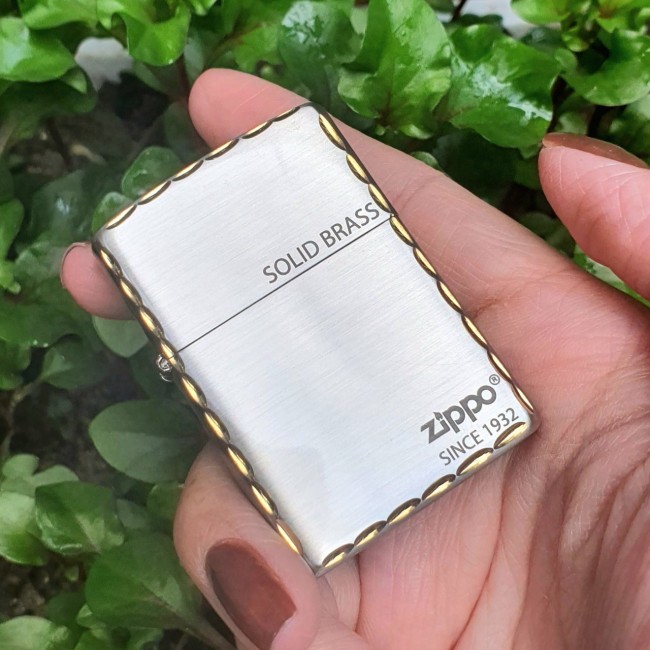 Bật Lửa Zippo SOLID BRASS Bạc Viền Vàng Đời Gạch Xéo Đáy Ngược 1977 ( Có Tem Đỏ - Fullbox )