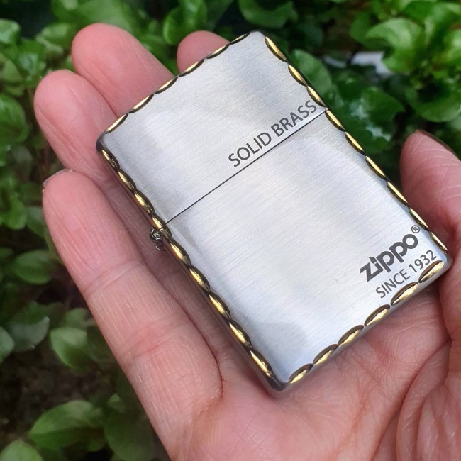 Bật Lửa Zippo SOLID BRASS Bạc Viền Vàng Đời Gạch Xéo Đáy Ngược 1977 ( Có Tem Đỏ - Fullbox )