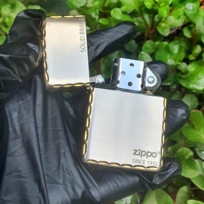 Bật Lửa Zippo SOLID BRASS Bạc Viền Vàng Đời Gạch Xéo Đáy Ngược 1977 ( Có Tem Đỏ - Fullbox )