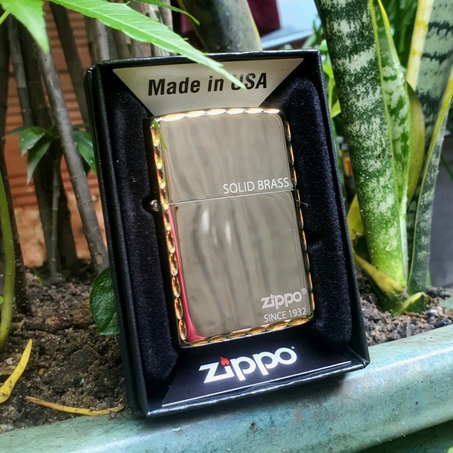 Bật Lửa Zippo SOLID BRASS Đen Viền Vàng Đời Gạch Xéo Đáy Ngược 1977 ( Có Tem Đỏ - Fullbox )