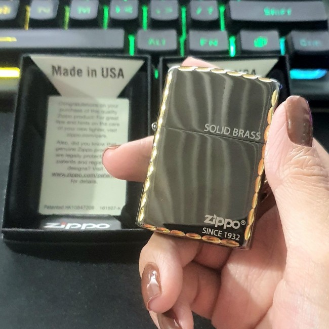 Bật Lửa Zippo SOLID BRASS Đen Viền Vàng Đời Gạch Xéo Đáy Ngược 1977 ( Có Tem Đỏ - Fullbox )