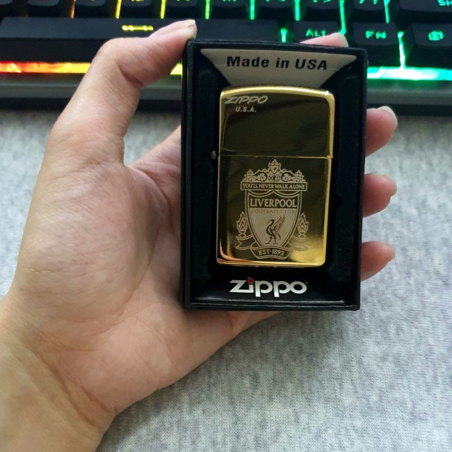 Bật Lửa Zippo Đội Bóng CLB Liverpool Đời La Mã E2000-XVI ( Có Tem Đỏ ) KHÔNG KÈM HỘP ZIPPO