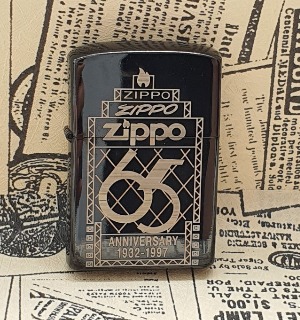 Bật Lửa Zippo Kỷ Niệm 65 Năm Đen Bóng Đời La Mã E2000-XVI ( Có Tem Đỏ )