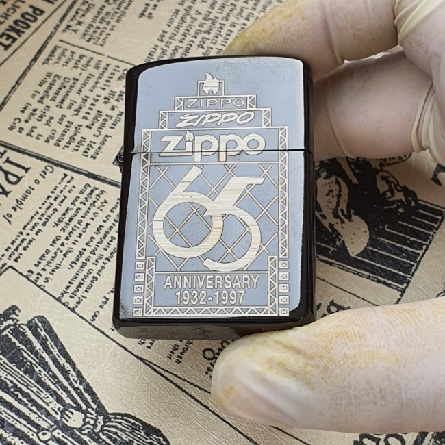 Bật Lửa Zippo Kỷ Niệm 65 Năm Đen Bóng Đời La Mã E2000-XVI ( Có Tem Đỏ )