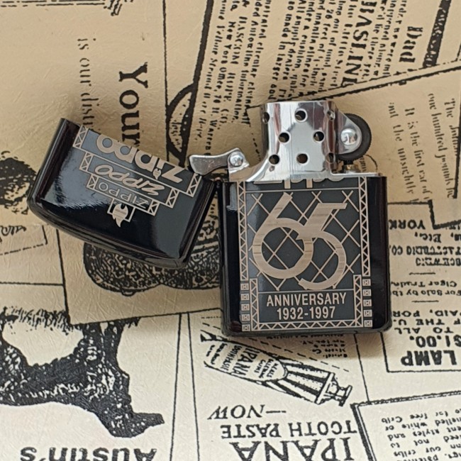 Bật Lửa Zippo Kỷ Niệm 65 Năm Đen Bóng Đời La Mã E2000-XVI ( Có Tem Đỏ )