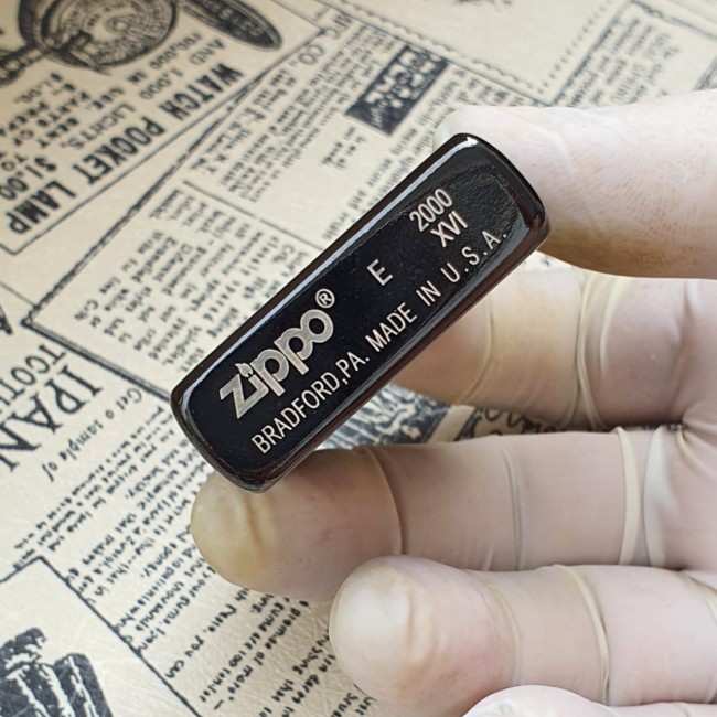 Bật Lửa Zippo Kỷ Niệm 65 Năm Đen Bóng Đời La Mã E2000-XVI ( Có Tem Đỏ )