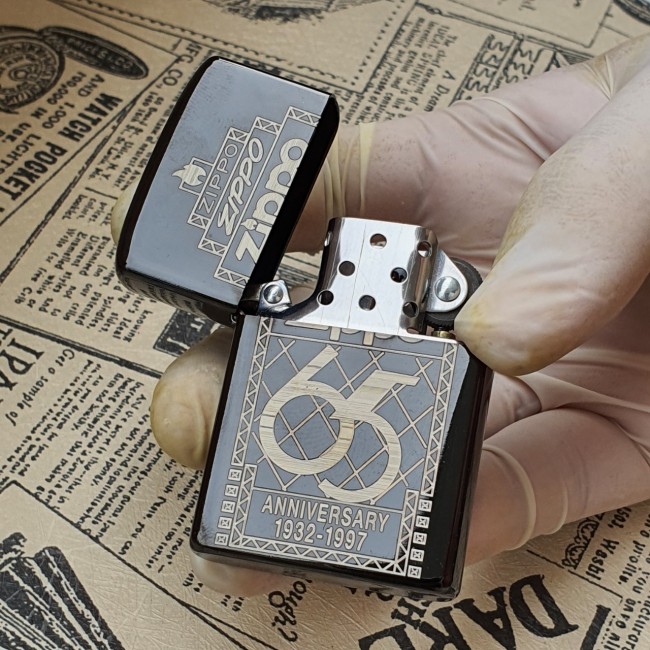 Bật Lửa Zippo Kỷ Niệm 65 Năm Đen Bóng Đời La Mã E2000-XVI ( Có Tem Đỏ )