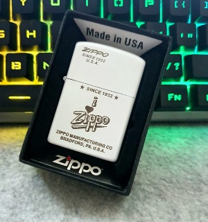 Bật Lửa Zippo Manufacturing Since 1932 Màu Trắng ( Có Tem Đỏ ) KHÔNG KÈM HỘP ZIPPO