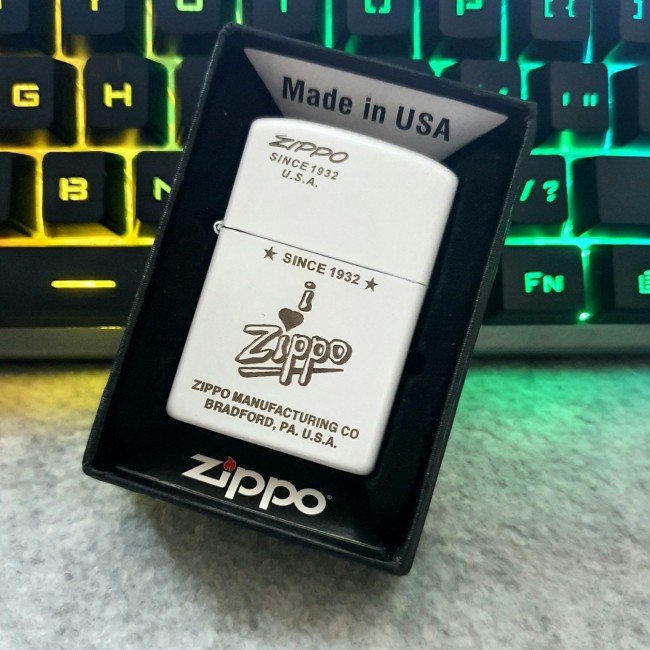 Bật Lửa Zippo Manufacturing Since 1932 Màu Trắng ( Có Tem Đỏ ) KHÔNG KÈM HỘP ZIPPO