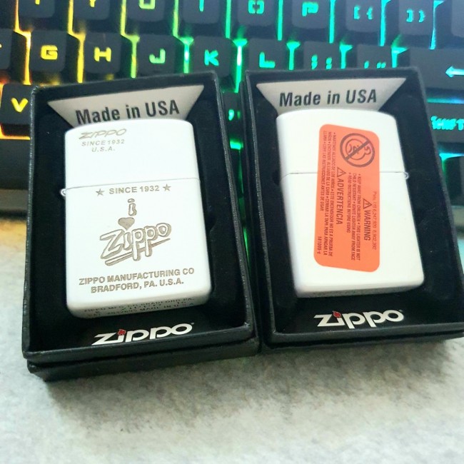 Bật Lửa Zippo Manufacturing Since 1932 Màu Trắng ( Có Tem Đỏ ) KHÔNG KÈM HỘP ZIPPO