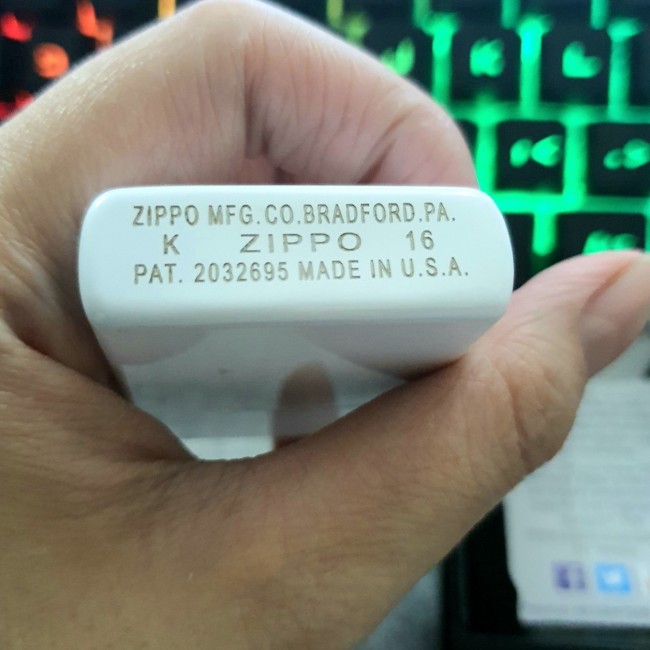 Bật Lửa Zippo Manufacturing Since 1932 Màu Trắng ( Có Tem Đỏ ) KHÔNG KÈM HỘP ZIPPO