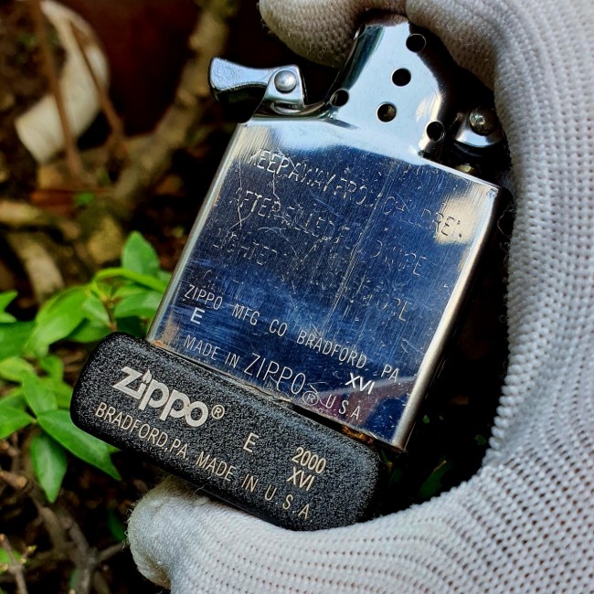 Bật Lửa Zippo Đen Nhám Hoa Văn Đời La Mã E2000-XVI ( Có Tem Đỏ ) KÈM HỘP ZIPPO