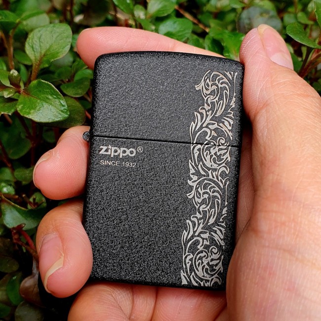 Bật Lửa Zippo Đen Nhám Hoa Văn Đời La Mã E2000-XVI ( Có Tem Đỏ ) KÈM HỘP ZIPPO