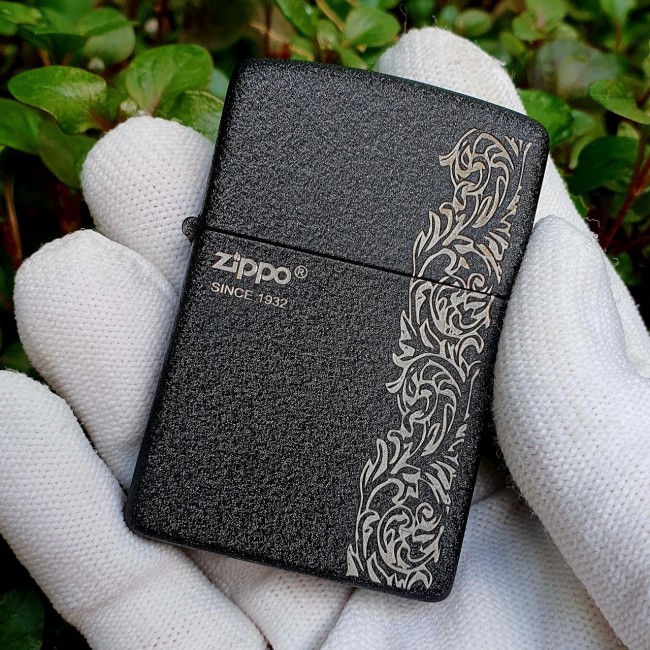 Bật Lửa Zippo Đen Nhám Hoa Văn Đời La Mã E2000-XVI ( Có Tem Đỏ ) KÈM HỘP ZIPPO