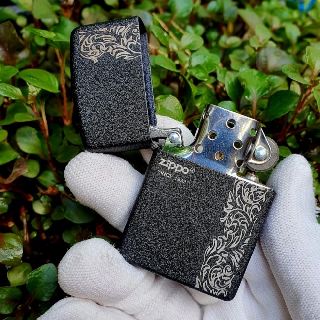 Bật Lửa Zippo Đen Nhám Hoa Văn Đời La Mã E2000-XVI ( Có Tem Đỏ ) KÈM HỘP ZIPPO