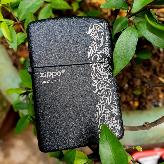 Bật Lửa Zippo Đen Nhám Hoa Văn Đời La Mã E2000-XVI ( Có Tem Đỏ ) KÈM HỘP ZIPPO