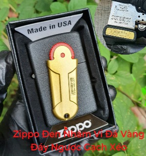 Bật Lửa Zippo Đen Nhám Emblem Vỉ Đá Vàng Mộc Đáy Vàng Chữ Ngược Gạch Xéo Năm 1977