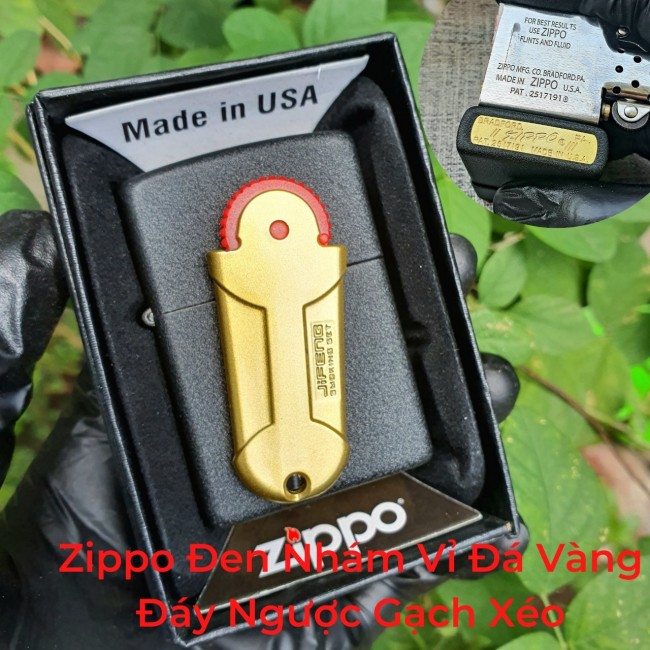 Bật Lửa Zippo Đen Nhám Emblem Vỉ Đá Vàng Mộc Đáy Vàng Chữ Ngược Gạch Xéo Năm 1977