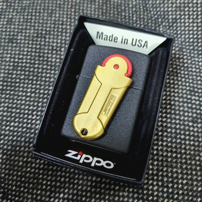 Bật Lửa Zippo Đen Nhám Emblem Vỉ Đá Vàng Mộc Đáy Vàng Chữ Ngược Gạch Xéo Năm 1977