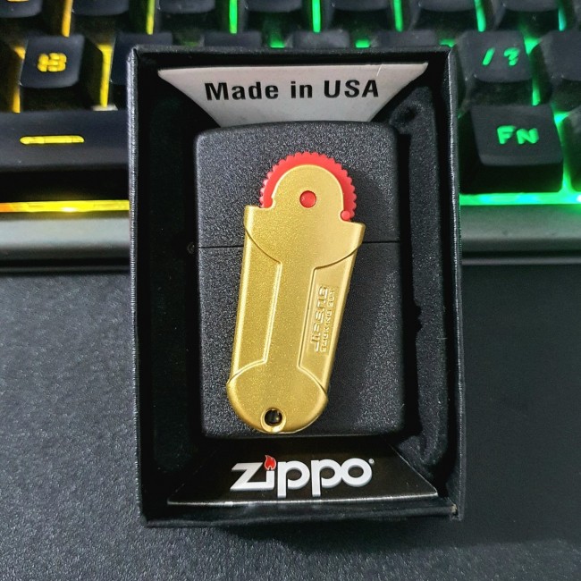 Bật Lửa Zippo Đen Nhám Emblem Vỉ Đá Vàng Mộc Đáy Vàng Chữ Ngược Gạch Xéo Năm 1977