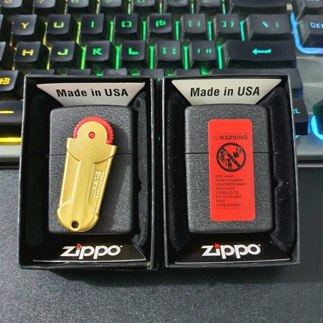 Bật Lửa Zippo Đen Nhám Emblem Vỉ Đá Vàng Mộc Đáy Vàng Chữ Ngược Gạch Xéo Năm 1977