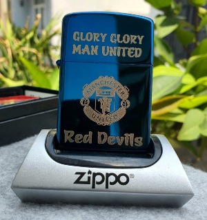 Bật Lửa Zippo Đội Bóng CLB ManChesTer Đời La Mã E2000-XVI ( Có Tem Đỏ ) KHÔNG KÈM HỘP ZIPPO