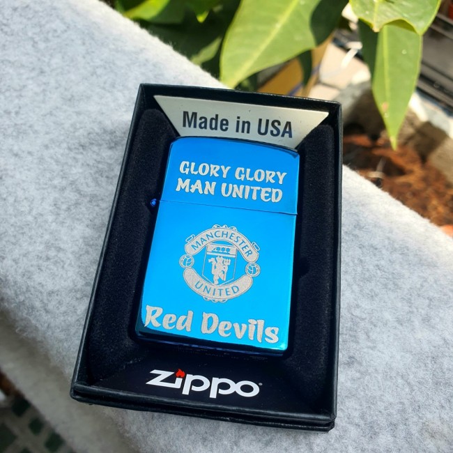 Bật Lửa Zippo Đội Bóng CLB ManChesTer Đời La Mã E2000-XVI ( Có Tem Đỏ ) KHÔNG KÈM HỘP ZIPPO