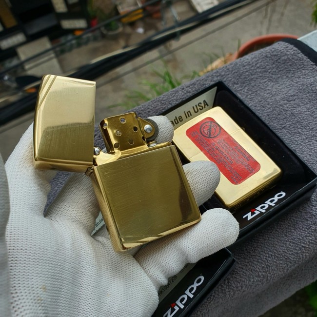 Bật Lửa Zippo Mỹ Đồng Chặt Góc Xéo Đáy Lõm Đời E-XVI ( Ruột Vàng , Có Tem Đỏ , Fullbox)