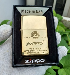 Bật Lửa Zippo Mỹ Đồng Logo Chữ Xéo 1932 Đáy Lõm Đời E-XVI ( Ruột Vàng , Có Tem Đỏ , Fullbox)