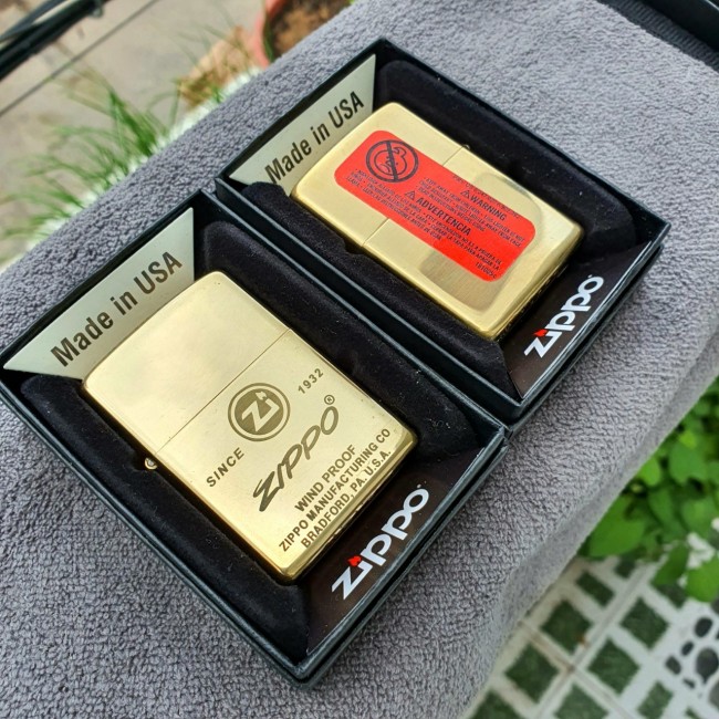 Bật Lửa Zippo Mỹ Đồng Logo Chữ Xéo 1932 Đáy Lõm Đời E-XVI ( Ruột Vàng , Có Tem Đỏ , Fullbox)