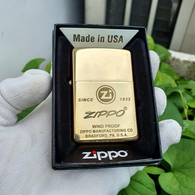 Bật Lửa Zippo Mỹ Đồng Logo Chữ Xéo 1932 Đáy Lõm Đời E-XVI ( Ruột Vàng , Có Tem Đỏ , Fullbox)